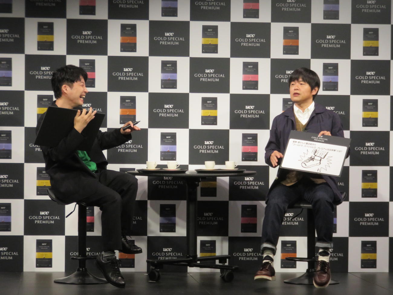 新CM発表会見で星野源（左）はバカリズムの描いた絵を見て爆笑