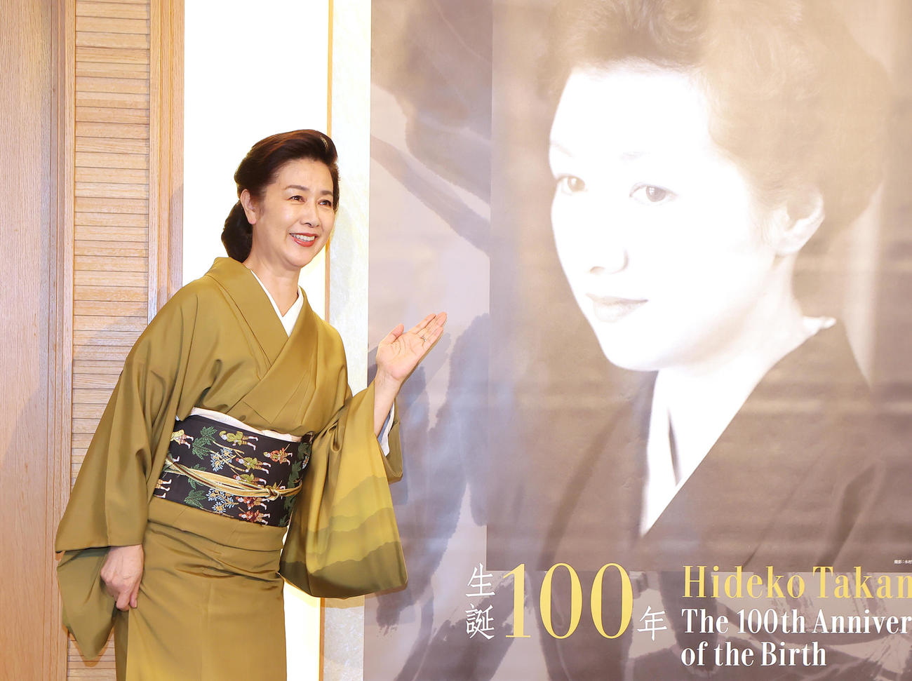 高峰秀子さんのポスターの前で笑顔を見せる名取裕子（撮影・足立雅史）