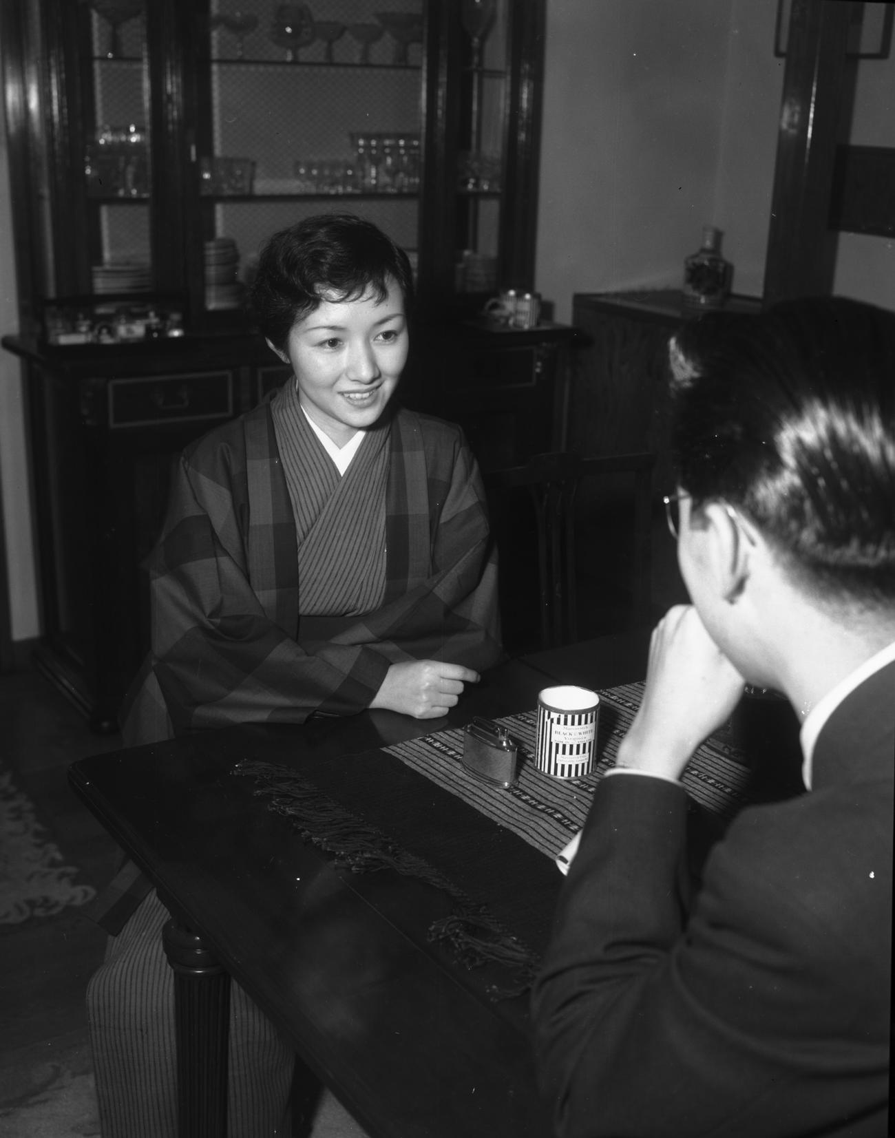 インタビューに答える女優の高峰秀子さん。愛称はデコちゃんだった（1955年撮影）