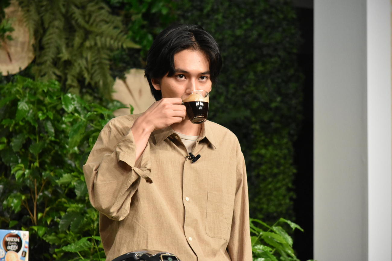 出演する「ネスカフェ　Make your world」新CM発表会に出席し、コーヒーを飲む北村匠海