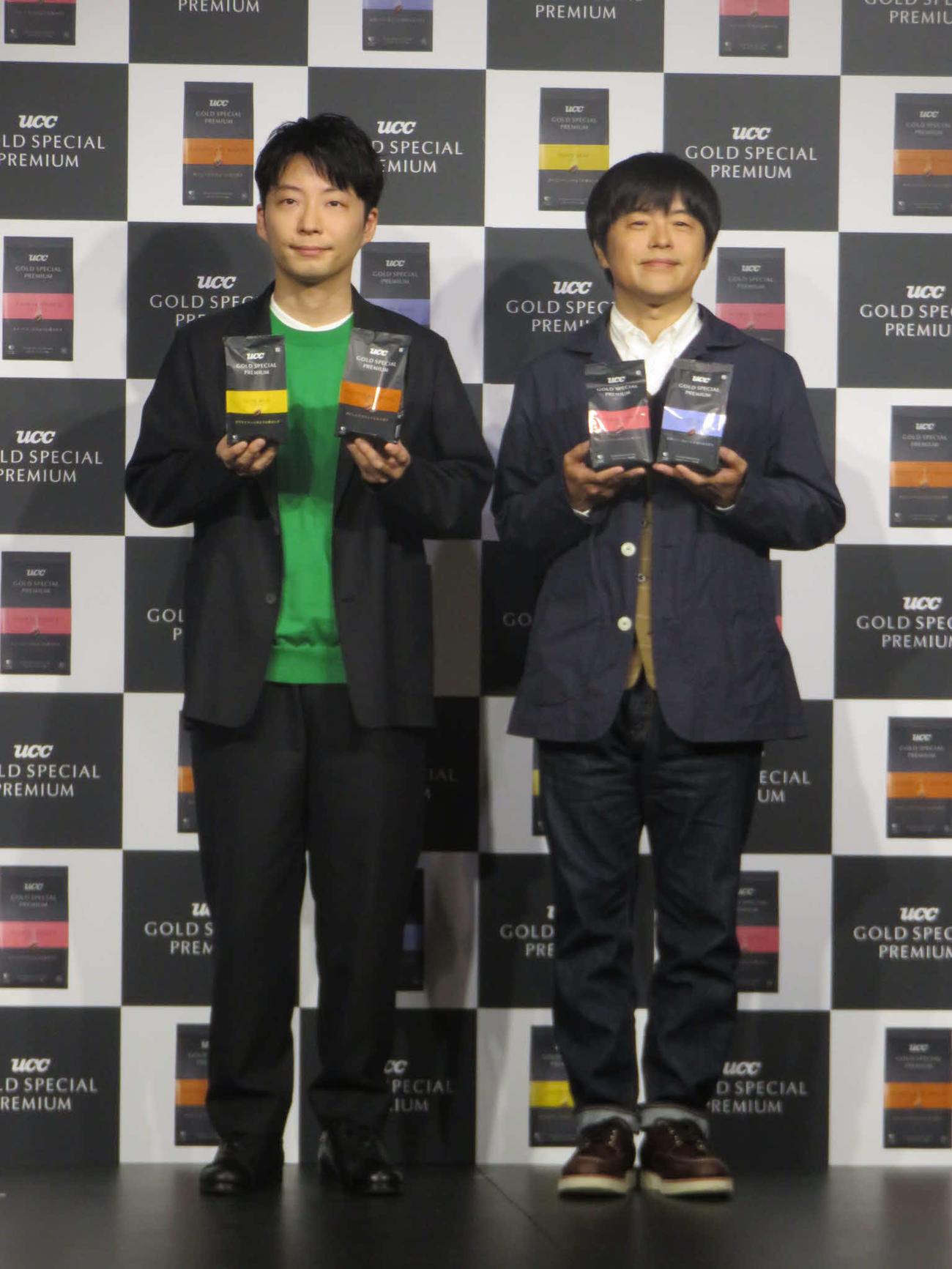 「UCC GOLD SPECIAL PREMIUM」の新CM発表会見に出席した星野源（左）とバカリズム