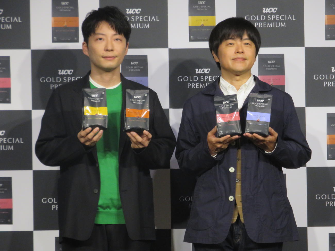「UCC GOLD SPECIAL PREMIUM」の新CM発表会見に出席した星野源（左）とバカリズム