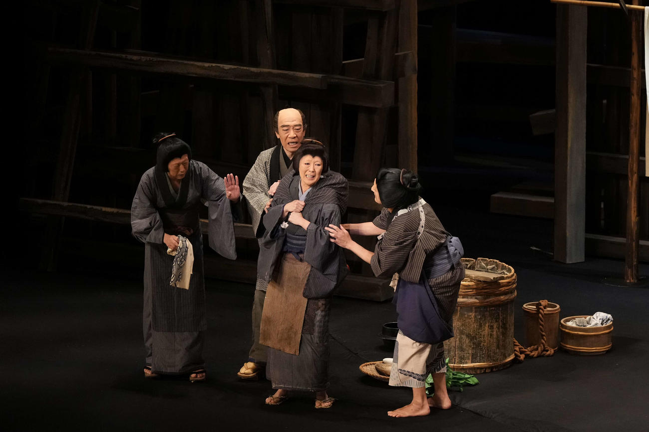 「文七元結物語」に出演する寺島しのぶ（中央）（C）松竹