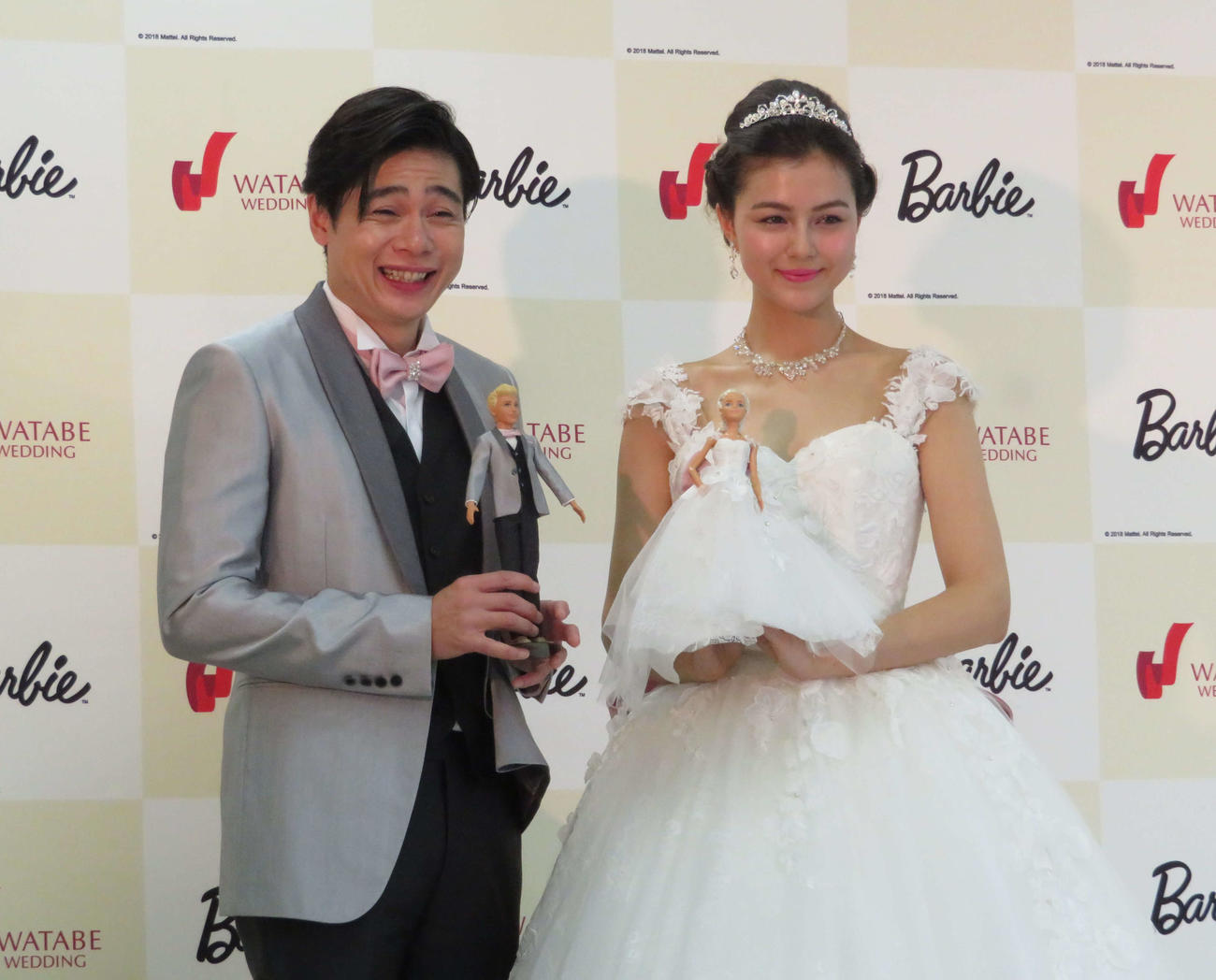 バービー人形と同じ衣装に笑顔を見せる、平成ノブシコブシ吉村崇（左）とセレイナ・アン（2018年3月撮影）