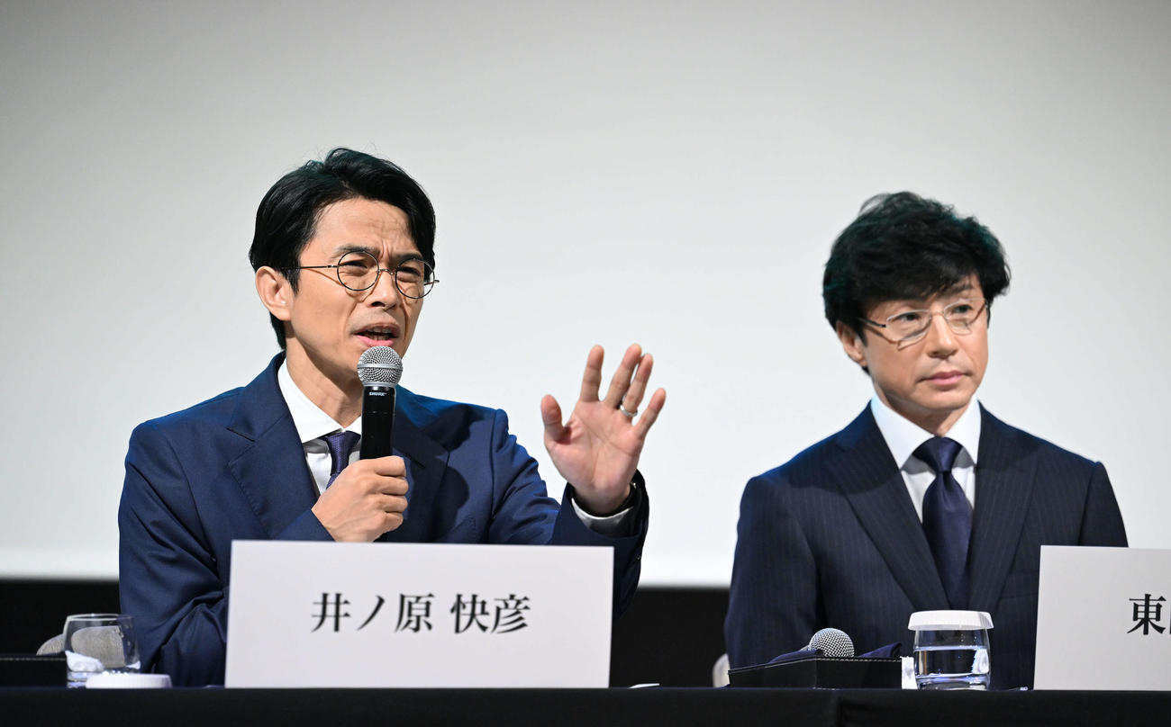 質疑応答で興奮する記者をなだめる井ノ原快彦。右は東山紀之社長（撮影・滝沢徹郎）
