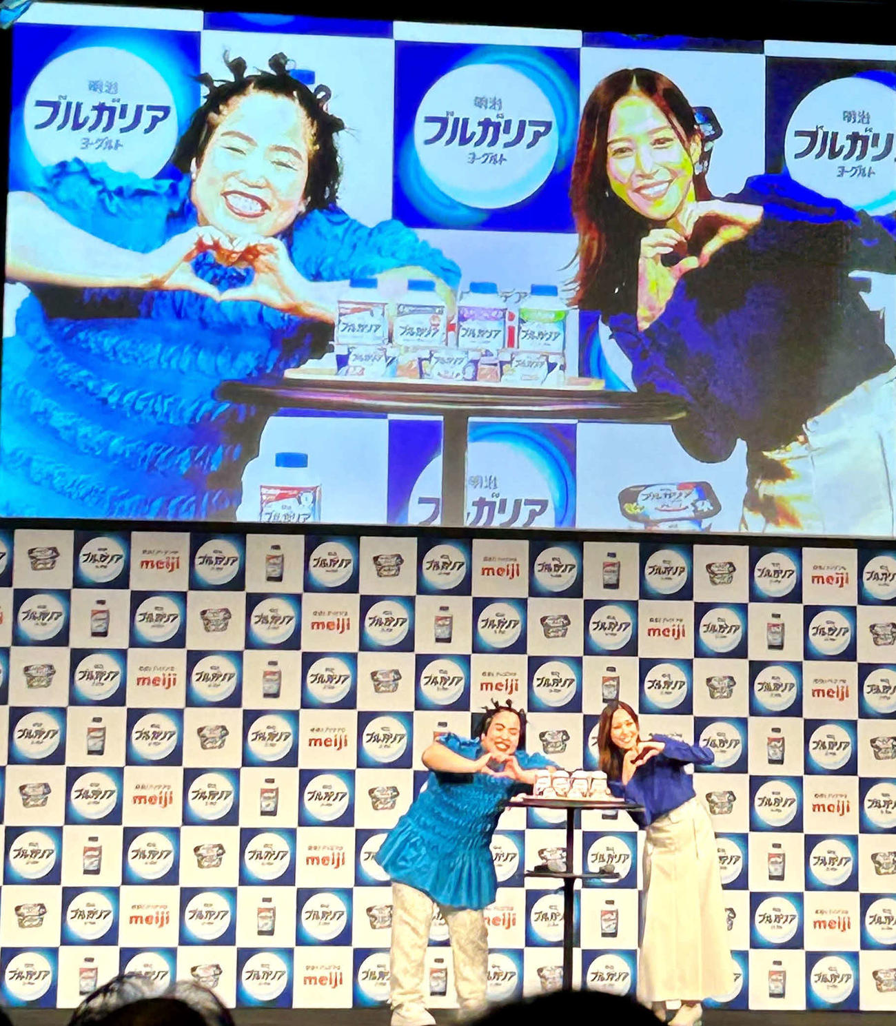 明治の「明治ブルガリアヨーグルト新商品発表会」にゲスト出演し、ダンス対決でポーズを決める、ゆりやんレトリィバァ（左）と鷲見玲奈