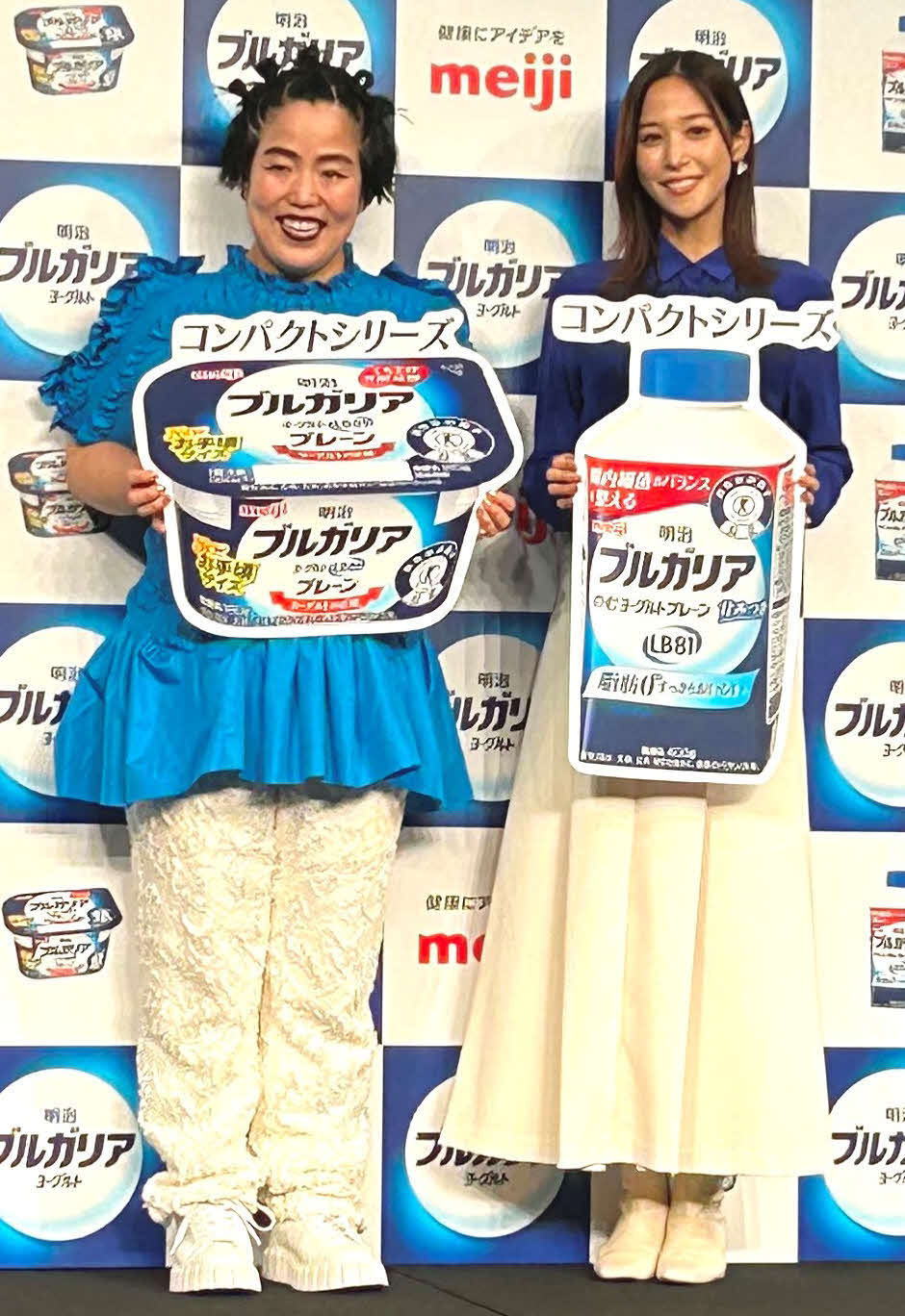 明治の「明治ブルガリアヨーグルト新商品発表会」にゲスト出演したゆりやんレトリィバァ（左）と鷲見玲奈