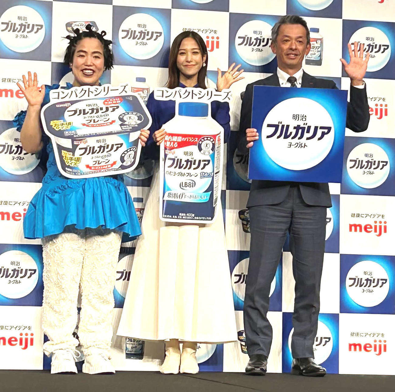 明治の「明治ブルガリアヨーグルト新商品発表会」にゲスト出演した、左から、ゆりやんレトリィバァ、鷲見玲奈、明治グローバルデイリー事業本部発酵マーケティング部の中村哲也部長