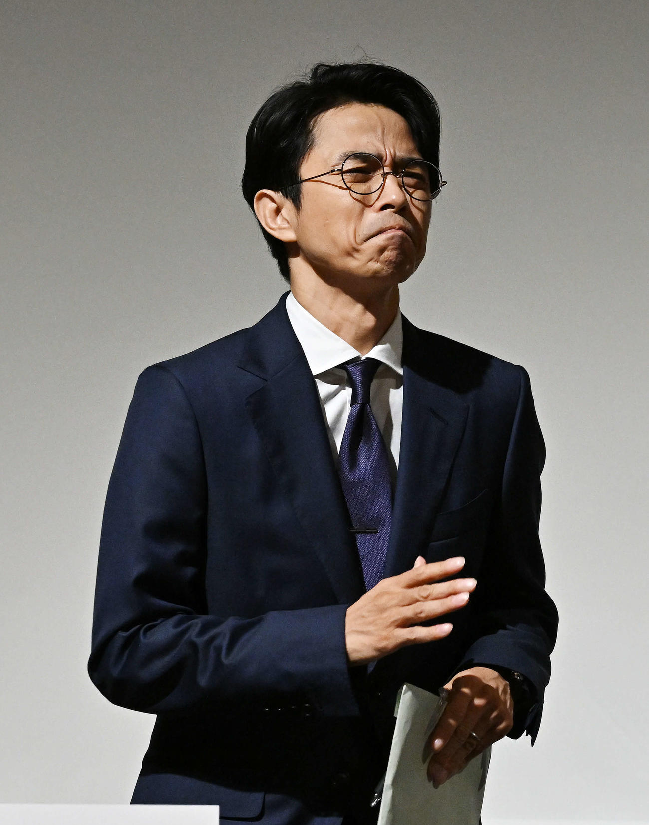 会見を終え引き揚げる井ノ原快彦は、質問を続ける報道陣に申し訳なさそうな表情を見せる（2023年10月撮影）