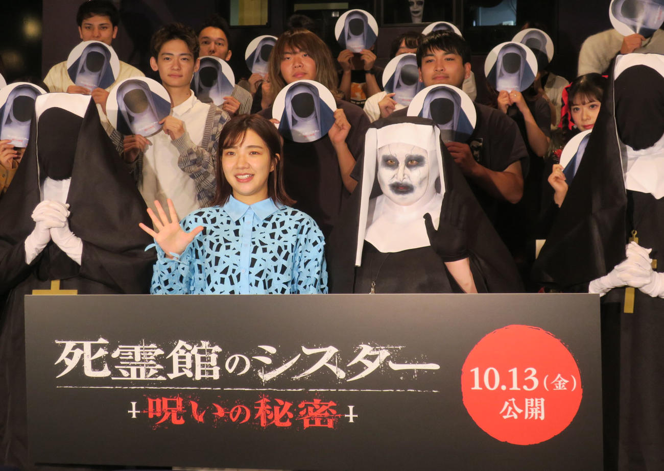 映画「死霊館のシスター　呪いの秘密」公開記念イベントに登場した3時のヒロイン。左から、福田麻貴、かなで