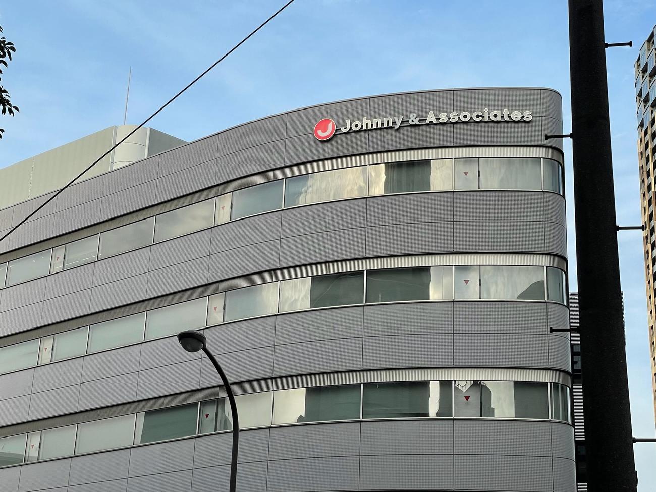 ジャニーズ事務所。6階上部にロゴがある
