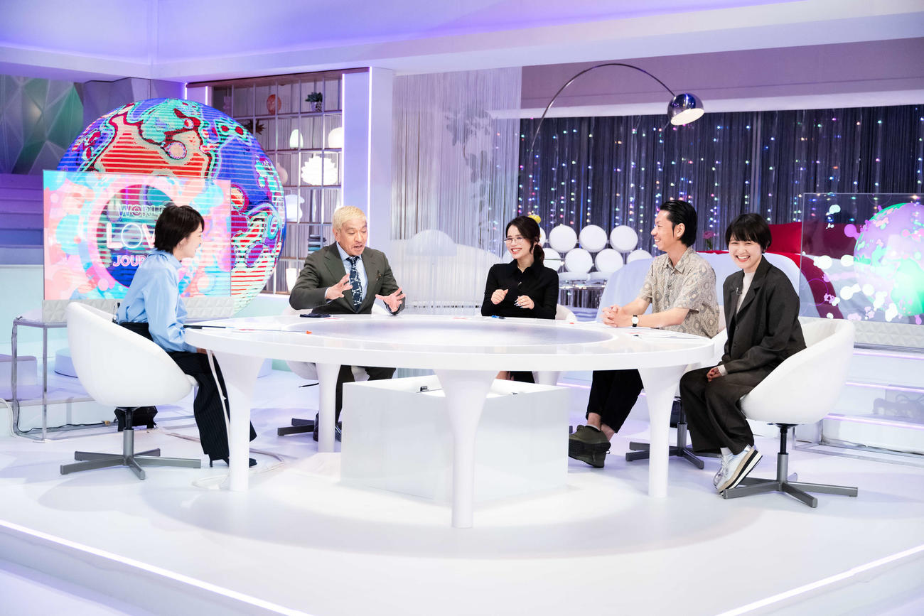 NHK「松本人志と世界LOVEジャーナル」の出演者。左から鈴木奈緒子アナウンサー、松本人志、鈴木涼美、呂布カルマ、サーヤ（C）NHK