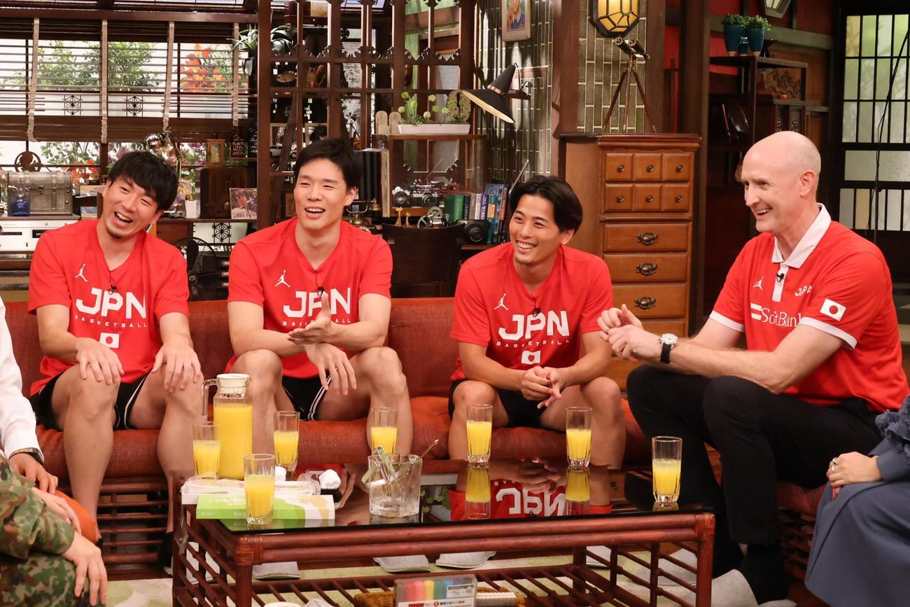 「さんまのまんま秋SP」に出演するバスケットボール男子日本代表。左から比江島慎、馬場雄大、富樫勇樹、トム・ホーバスHC（C）カンテレ