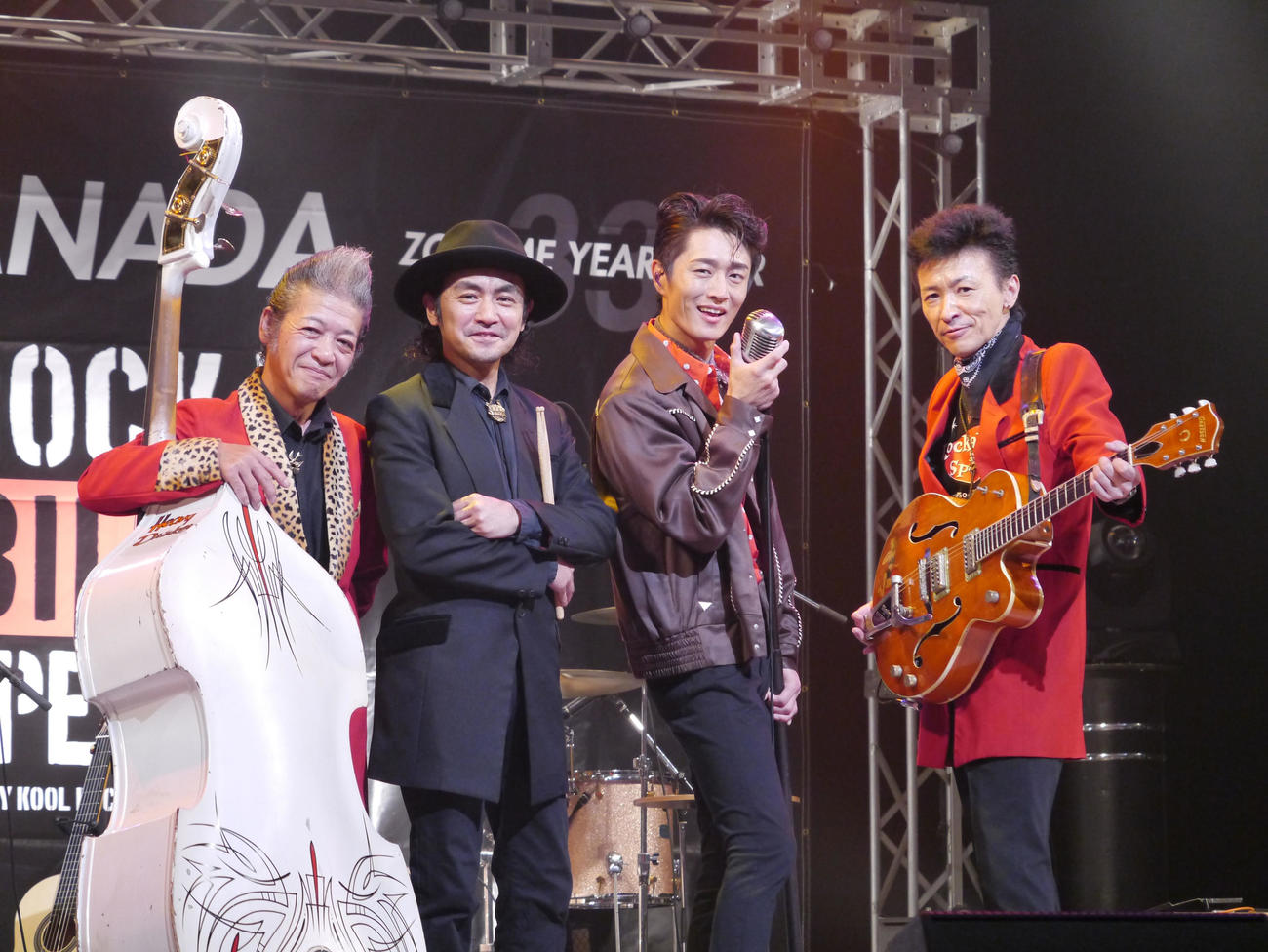 全国ツアーファイナル追加公演を行った真田ナオキ（右から2人目）