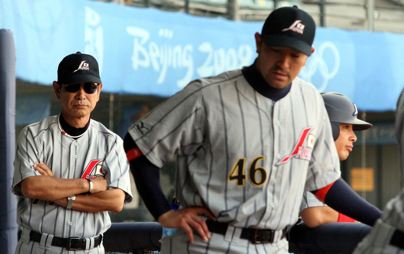 北京五輪野球3位決定戦　米国対日本　9回裏が終了し、ロッカーへひきあげる星野仙一日本代表監督野球監督。右はG．G．佐藤（2008年8月23日撮影）