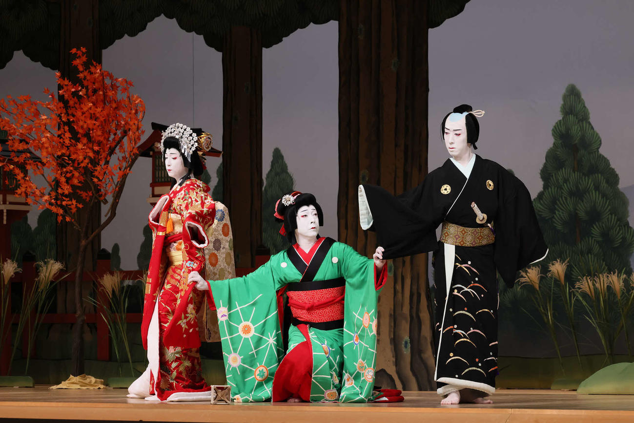 国立劇場10月歌舞伎公演「妹背山婦女庭訓」に出演する中村米吉（左）、尾上菊之助（中央）、中村梅枝