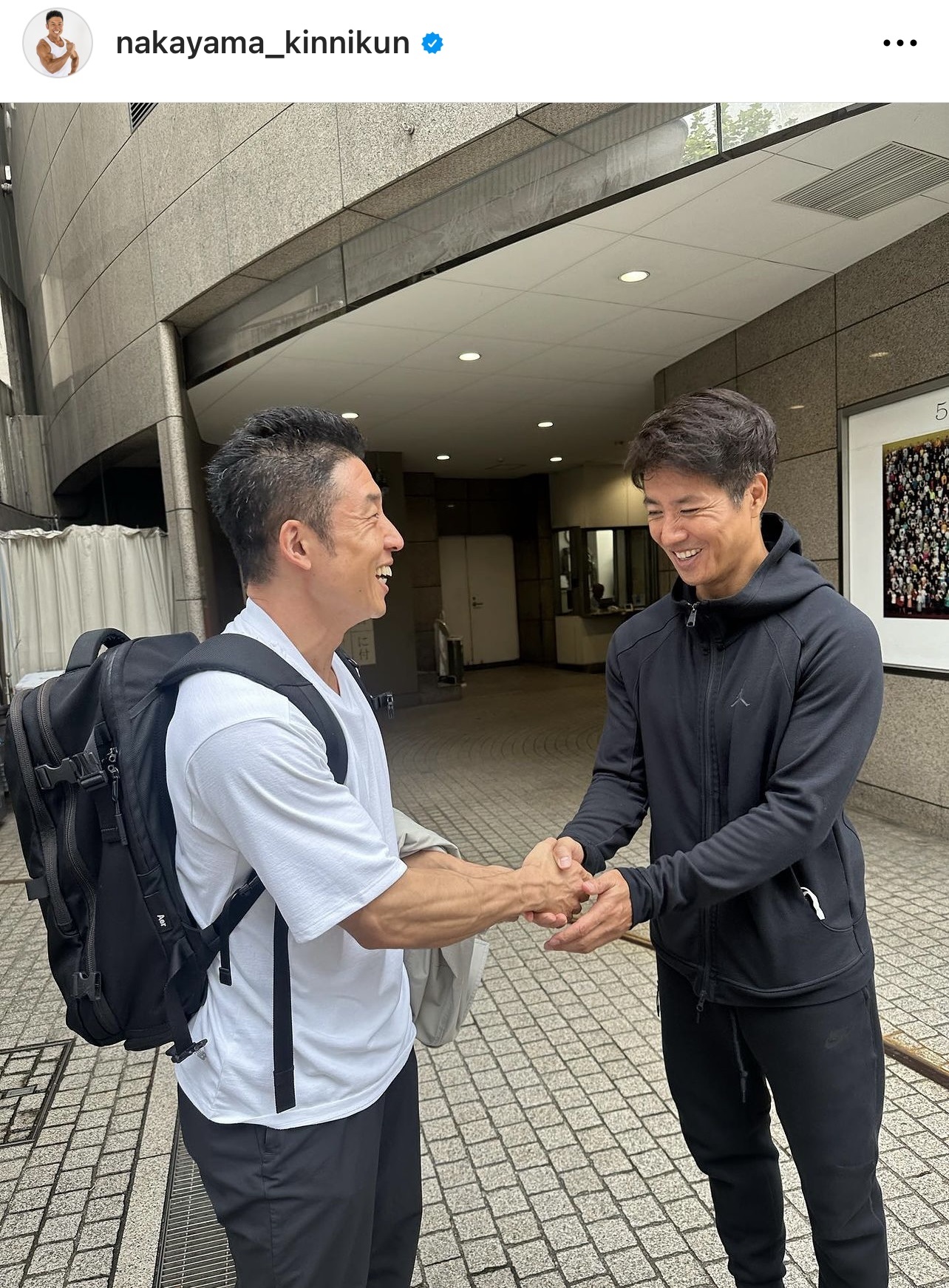 ケイン・コスギと握手するなかやまきんに君（なかやまきんに君のインスタグラムから）
