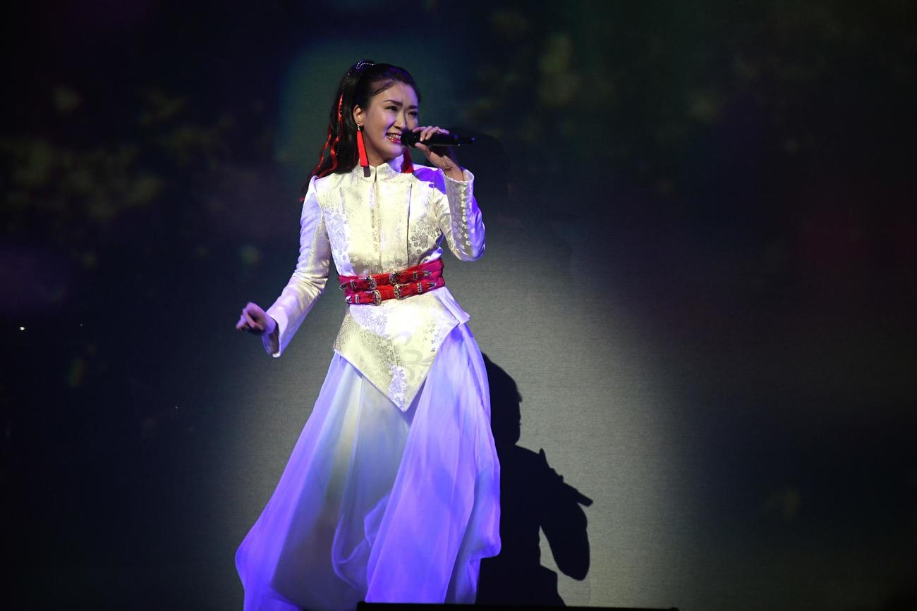 リサイタル「ソノサキノハジ真利」で「フライディ・チャイナタウン」を歌う市川由紀乃（撮影・大友陽平）
