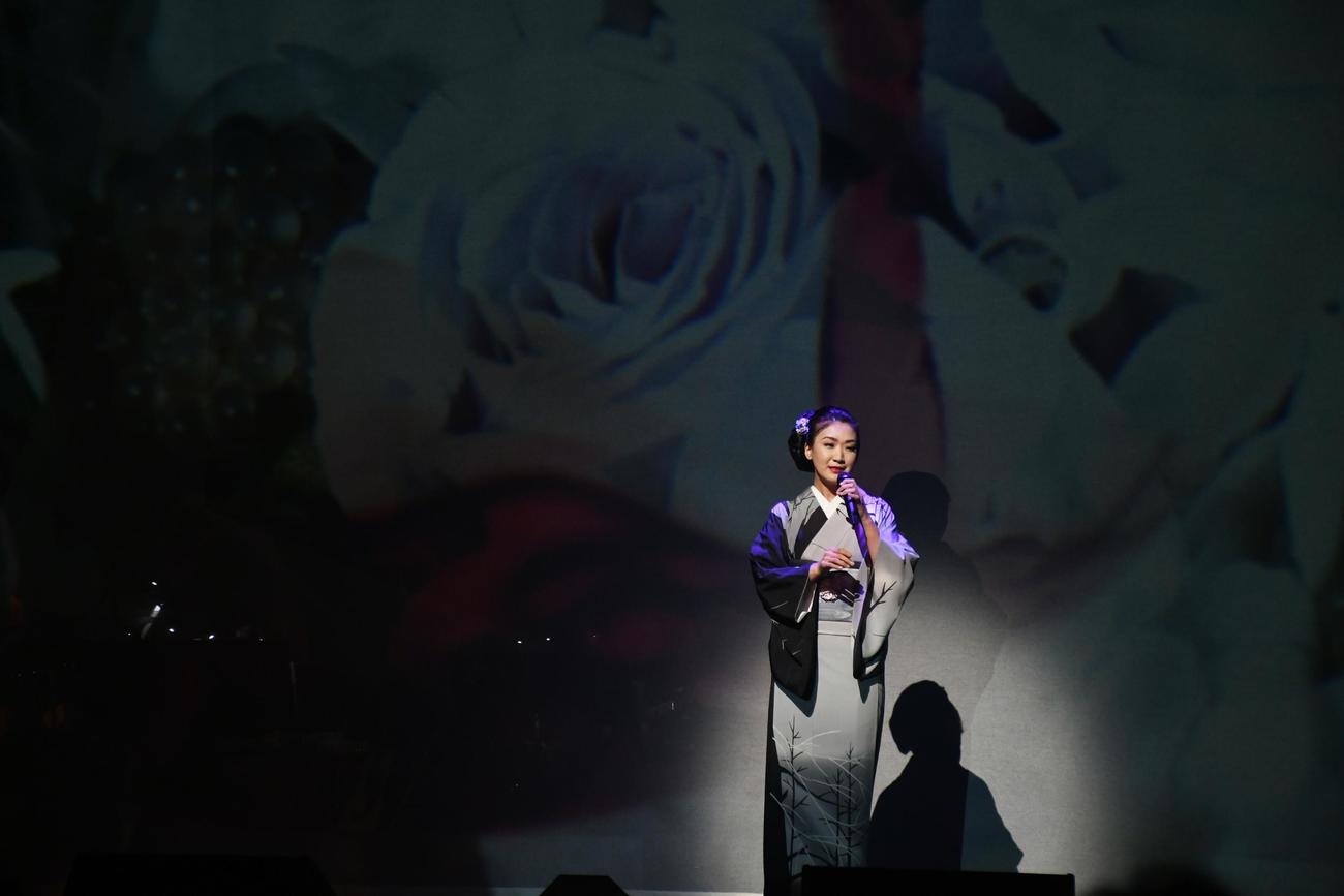 リサイタル「ソノサキノハジ真利」で最新曲「花わずらい」を歌う市川由紀乃（撮影・大友陽平）
