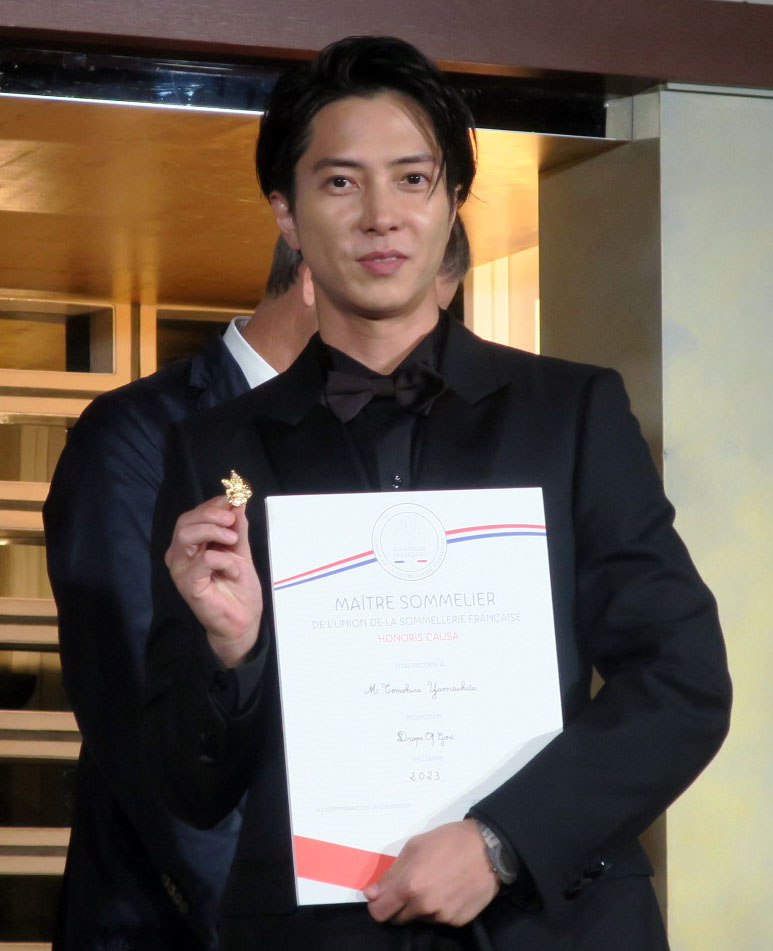 Huluオリジナル「神の雫／Drops of God」配信記念イベントで名誉マスターソムリエに認定された山下智久