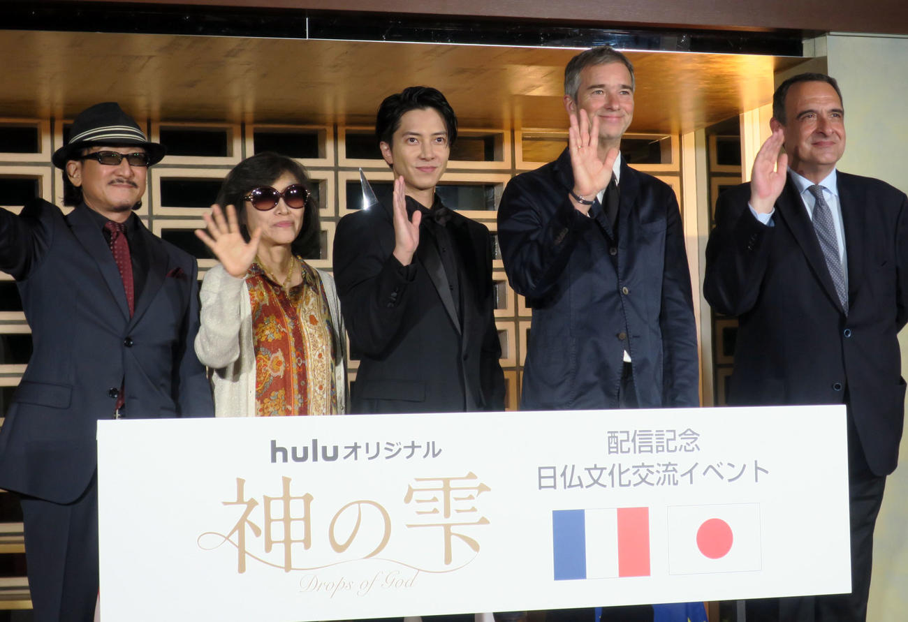 Huluオリジナル「神の雫／Drops of God」配信記念イベントで。左から、原作者の樹林伸氏、樹林ゆう子氏、山下智久、制作総指揮クラウス・ジマーマン氏、フィリップ・セトン駐日フランス大使