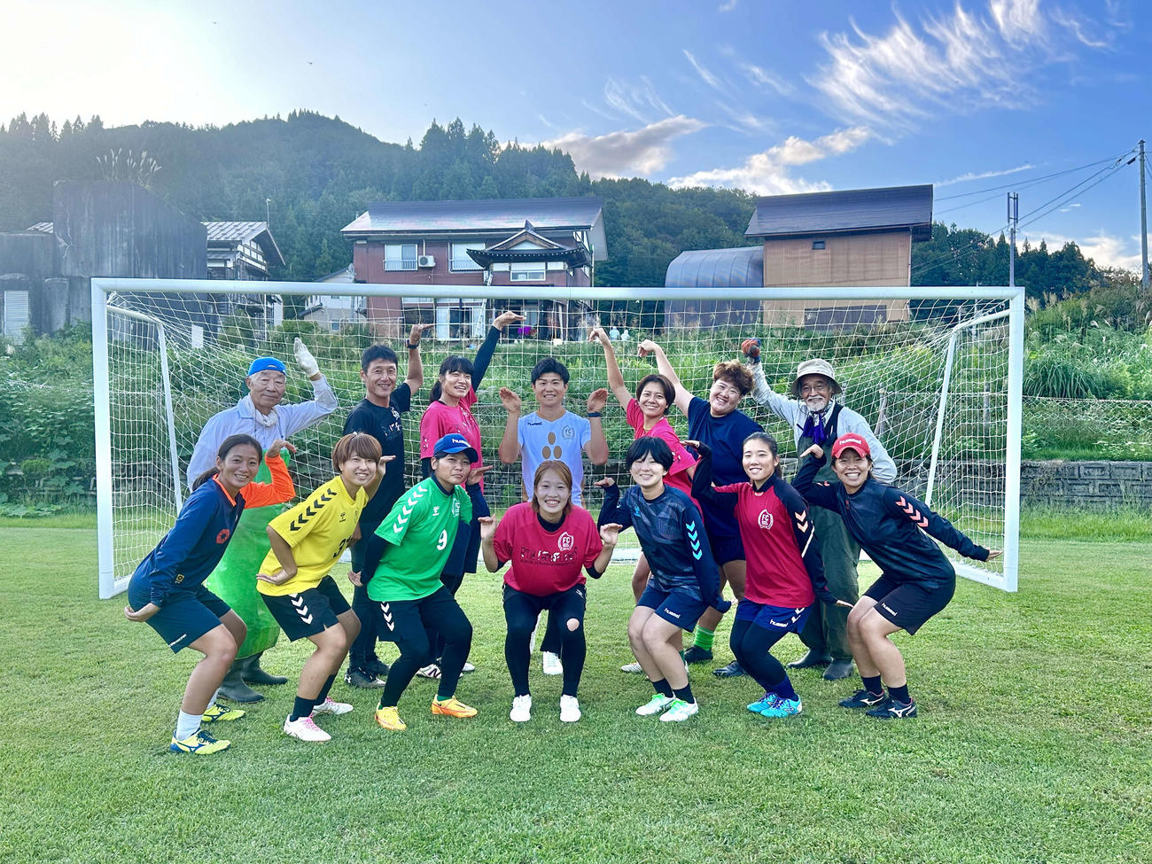 選手、監督、地域の人たちと、みんなで稲穂ポーズ！