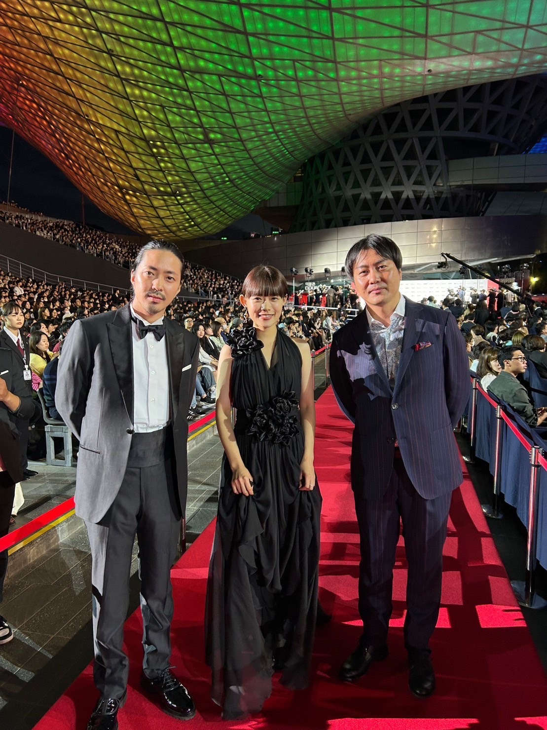 釜山映画祭のオープニングセレモニーでレッドカーペットを歩いた映画「市子」の、左から若葉竜也、杉咲花、戸田彬弘監督