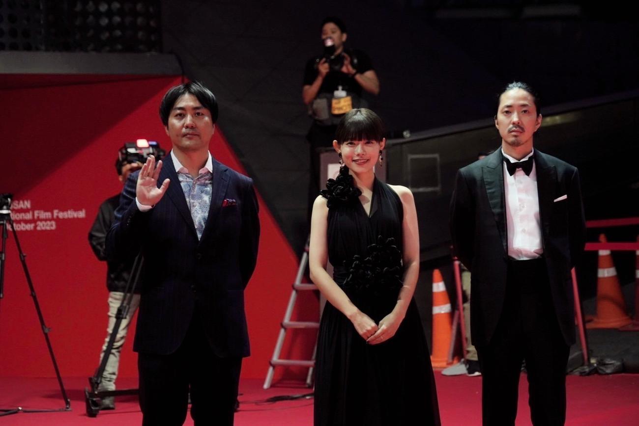 釜山映画祭のオープニングセレモニーでレッドカーペットを歩いた映画「市子」の、左から戸田彬弘監督、杉咲花、若葉竜也