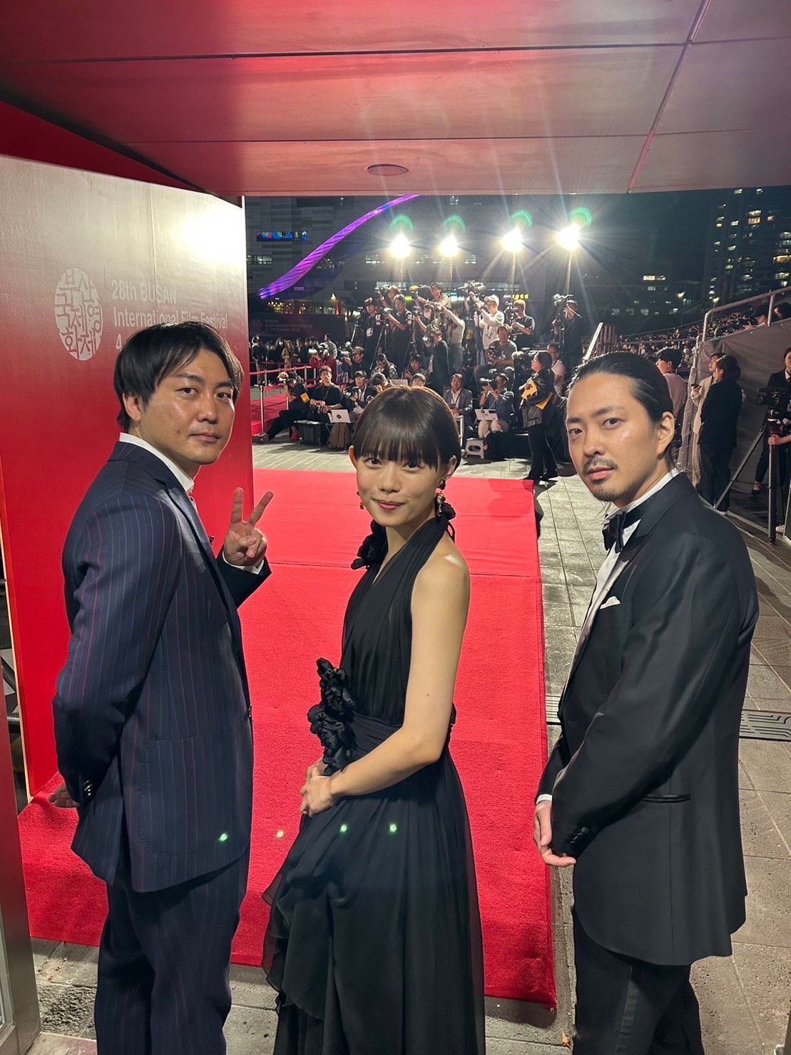 釜山映画祭のオープニングセレモニーでレッドカーペットを歩いた映画「市子」の、左から戸田彬弘監督、杉咲花、若葉竜也