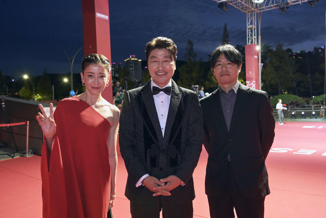 釜山映画祭レッドカーペットでソン・ガンホ（中央）を囲み、笑顔の「月」主演の宮沢りえと石井裕也監（C）2023『月』製作委員会
