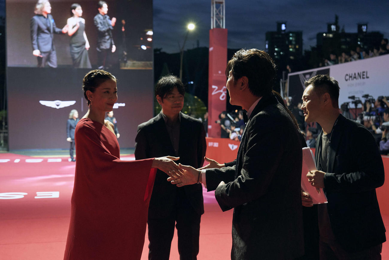 釜山映画祭レッドカーペットでソン・ガンホ（左から3人目）と握手する「月」主演の宮沢りえと石井裕也監（C）2023『月』製作委員会