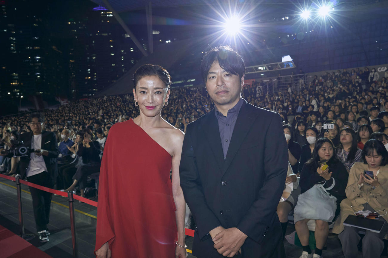 釜山映画祭レッドカーペットを歩いた「月」の宮沢りえと石井裕也監（C）2023『月』製作委員会