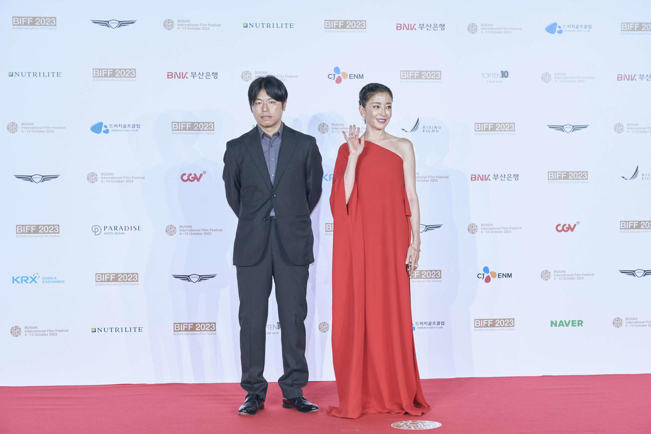 釜山映画祭レッドカーペットを歩いた「月」の宮沢りえと石井裕也監督（C）2023『月』製作委員会