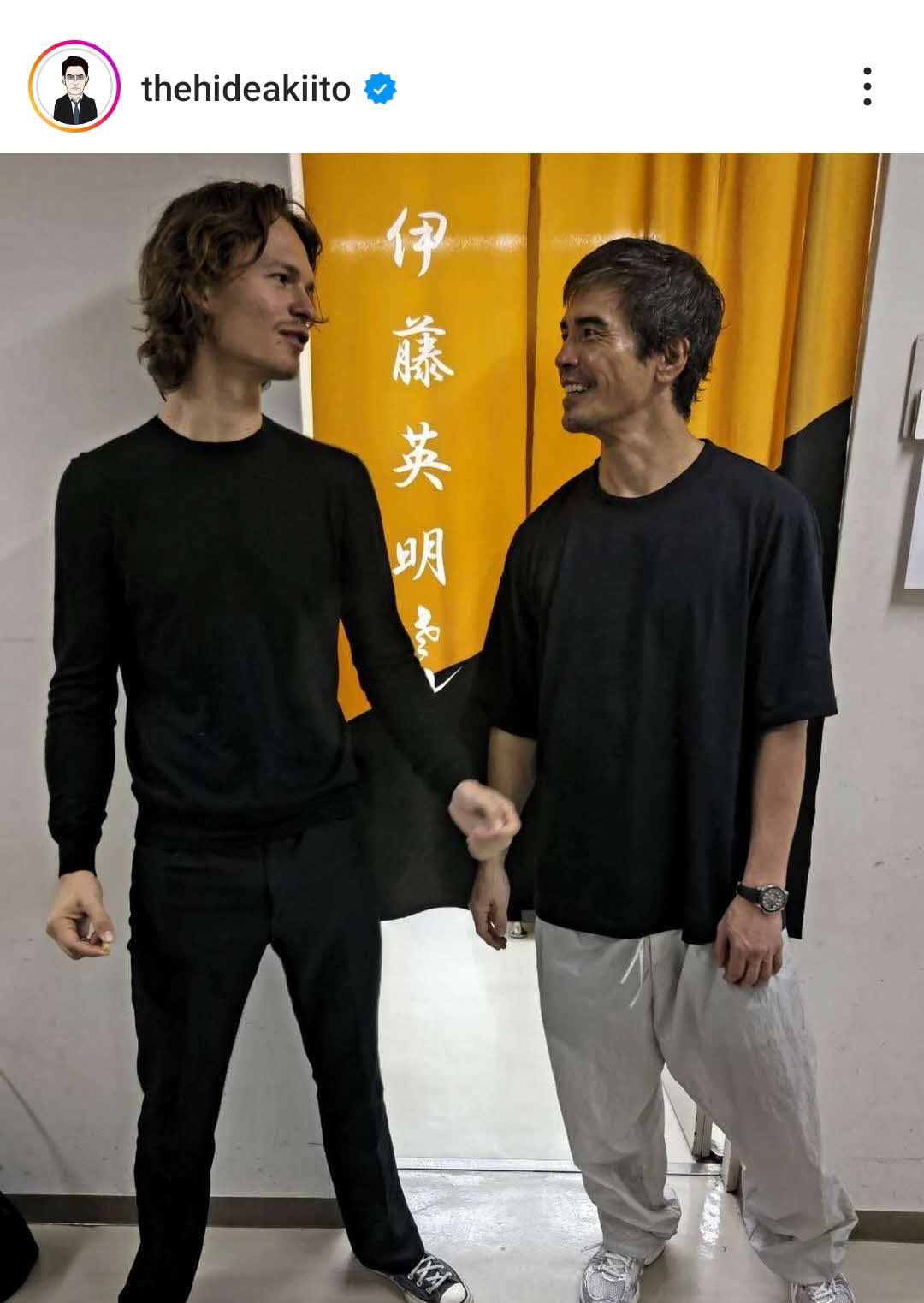 楽屋を訪れたアンセル・エルゴート（左）に笑顔を見せる伊藤英明（伊藤英明のインスタグラムから）