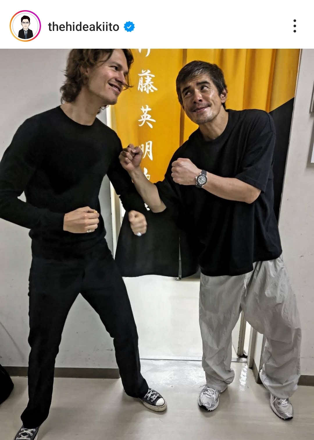 楽屋を訪れたアンセル・エルゴート（左）におどけてファイティングポーズをとる伊藤英明（伊藤英明のインスタグラムから）