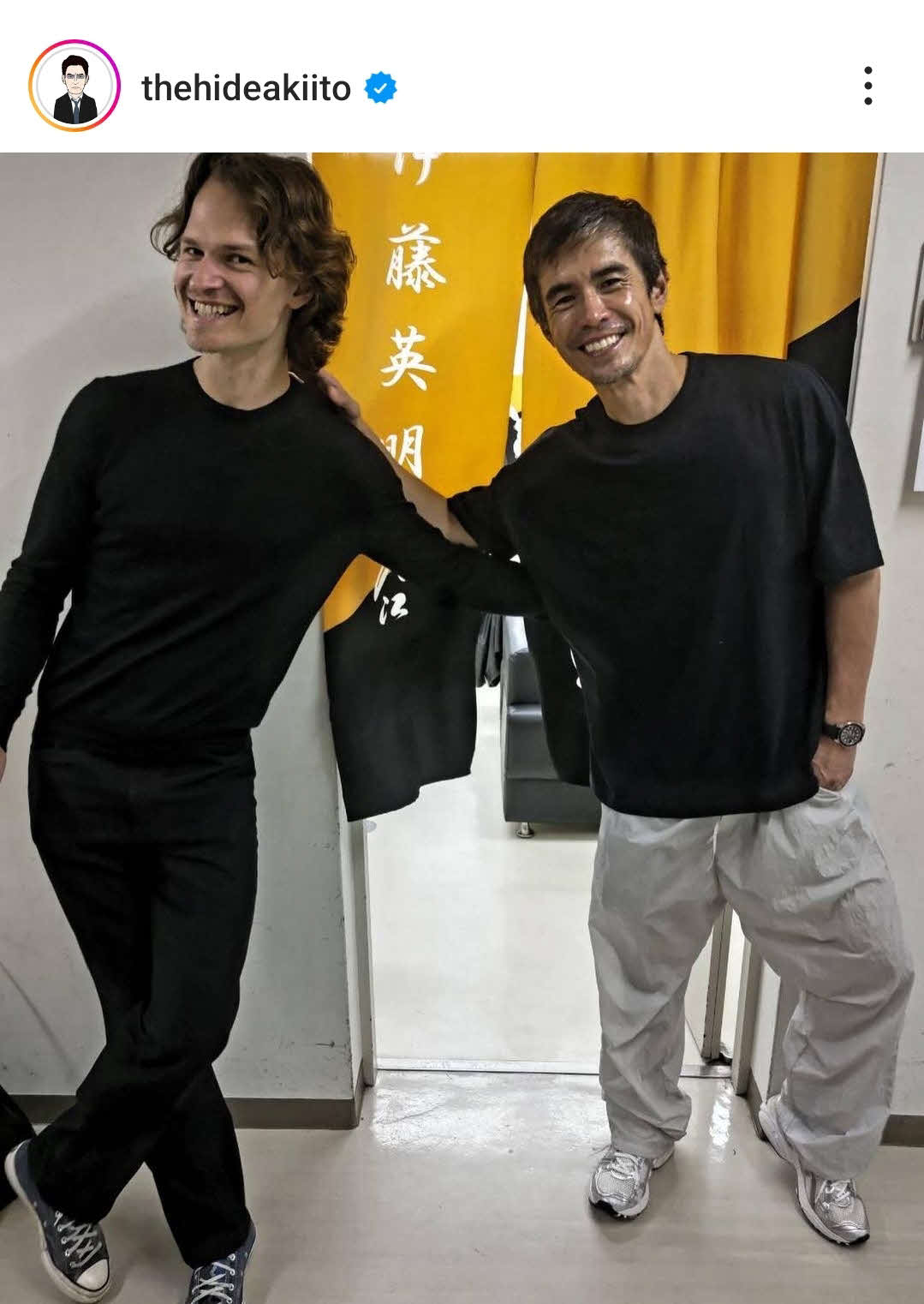 楽屋を訪れたアンセル・エルゴート（左）に笑顔の伊藤英明（伊藤英明のインスタグラムから）