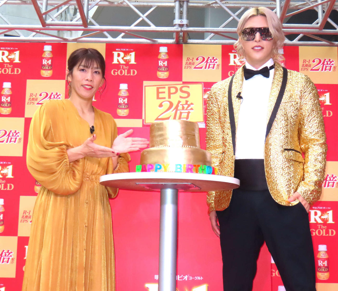 明治「明治プロビオヨーグルトR－1　ドリンクタイプ　The GOLD」発売記念PRイベントに出席した吉田沙保里さん（左）とローランド