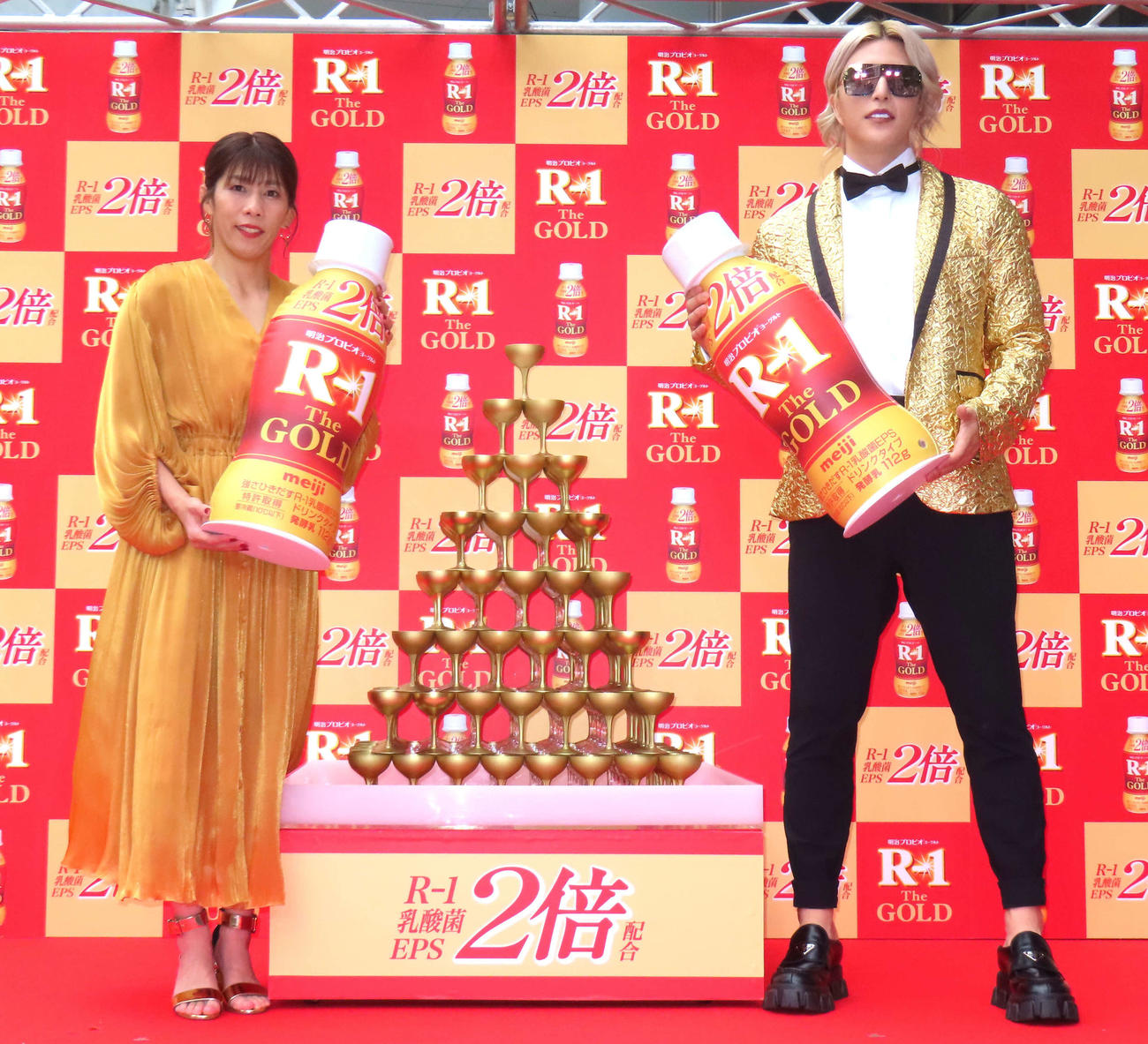 明治「明治プロビオヨーグルトR－1　ドリンクタイプ　The GOLD」発売記念PRイベントに出席した吉田沙保里さん（左）とローランド