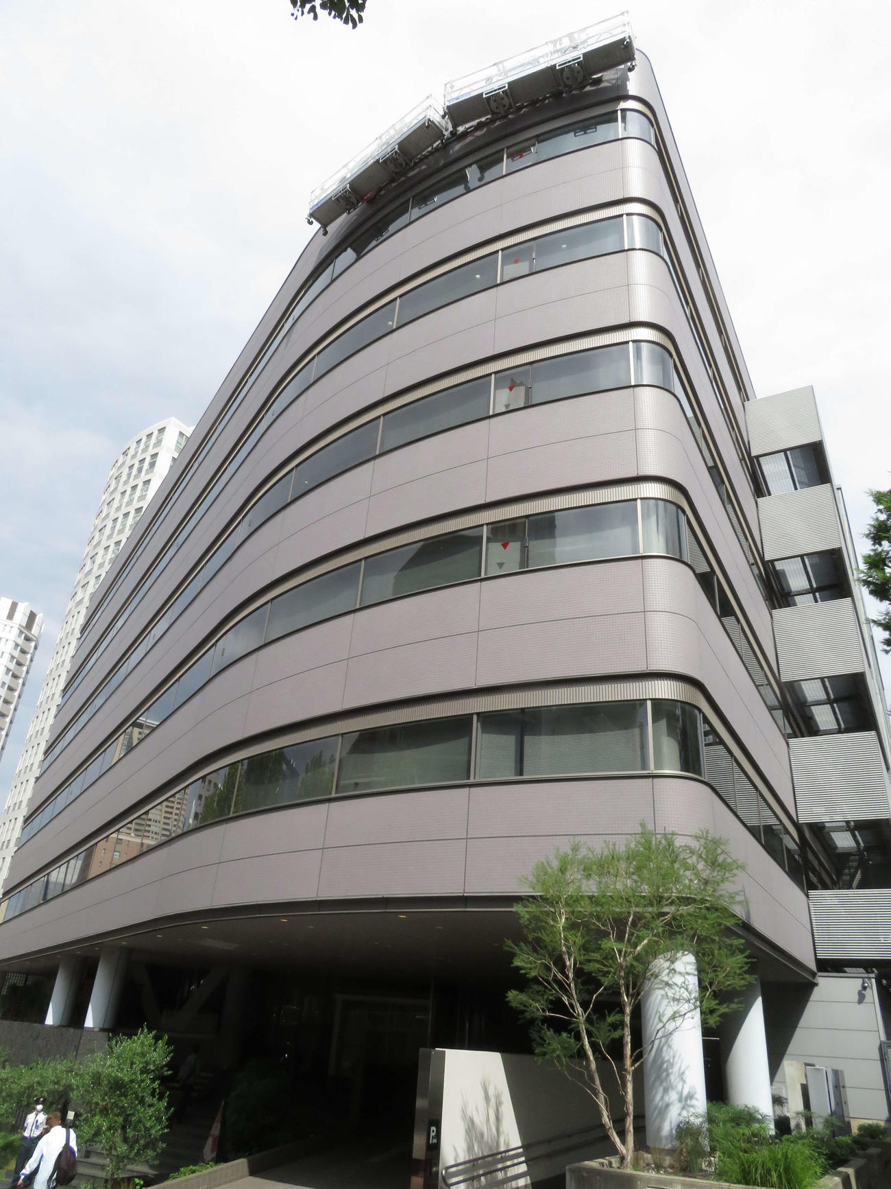 東京・赤坂の本社ビルから「Johnny　＆　Associates」と書かれたロゴの撤去作業を始めたジャニーズ事務所（撮影・村上幸将）