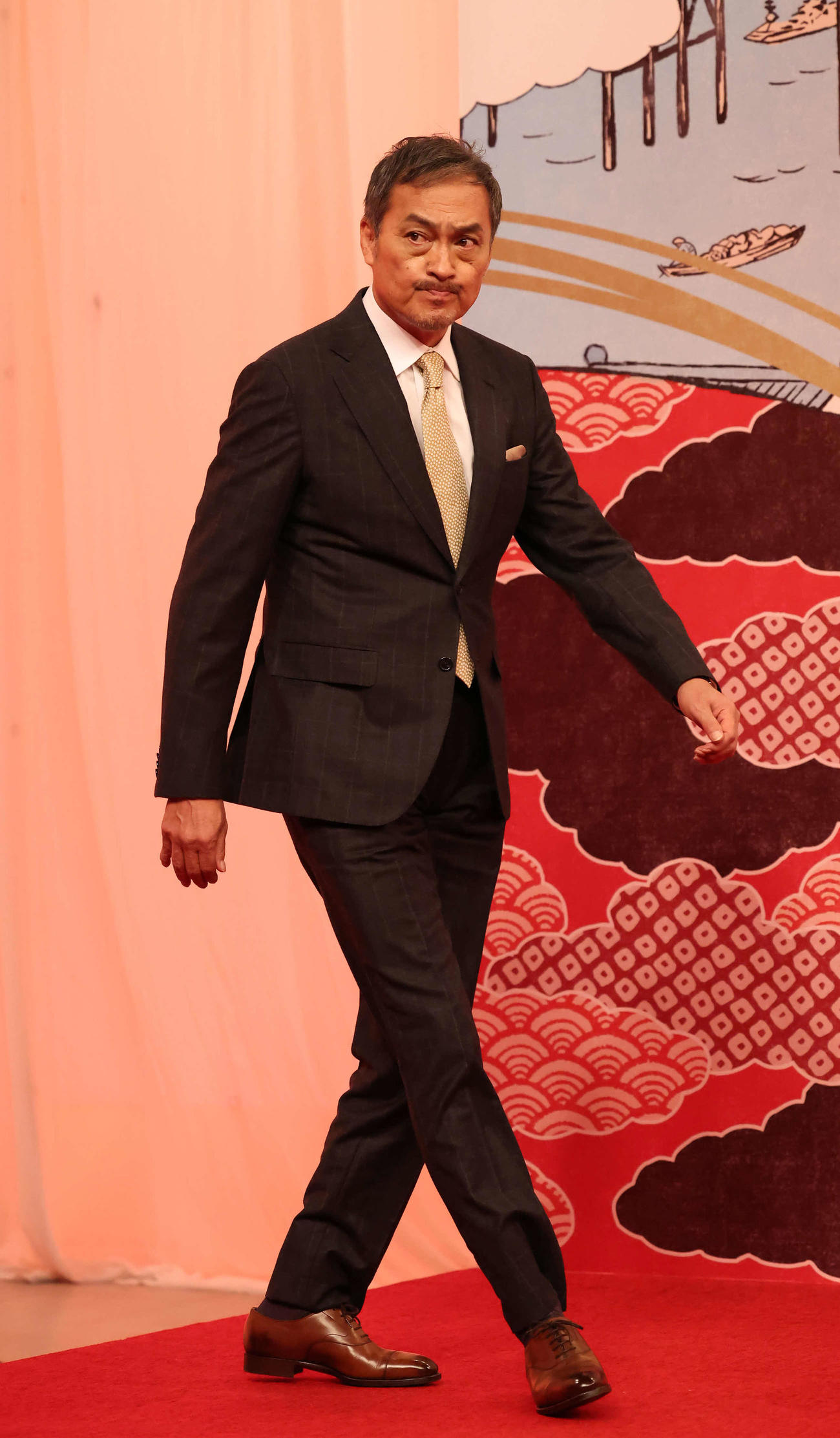 登壇する田沼意次を演じる渡辺謙（撮影・丹羽敏通）
