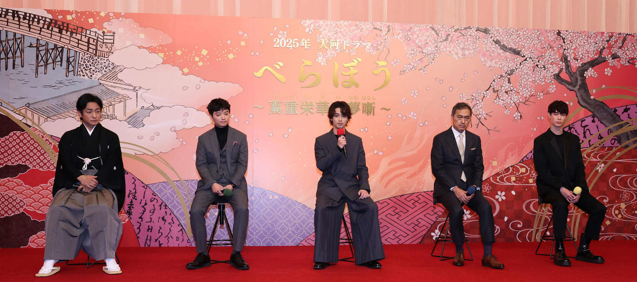 2025年大河ドラマ「べらぼう～蔦重栄華乃夢噺～」の出演者発表会見で記者の質問に答える、左から片岡愛之助、染谷将太、横浜流星、渡辺謙、宮沢氷魚（撮影・丹羽敏通）
