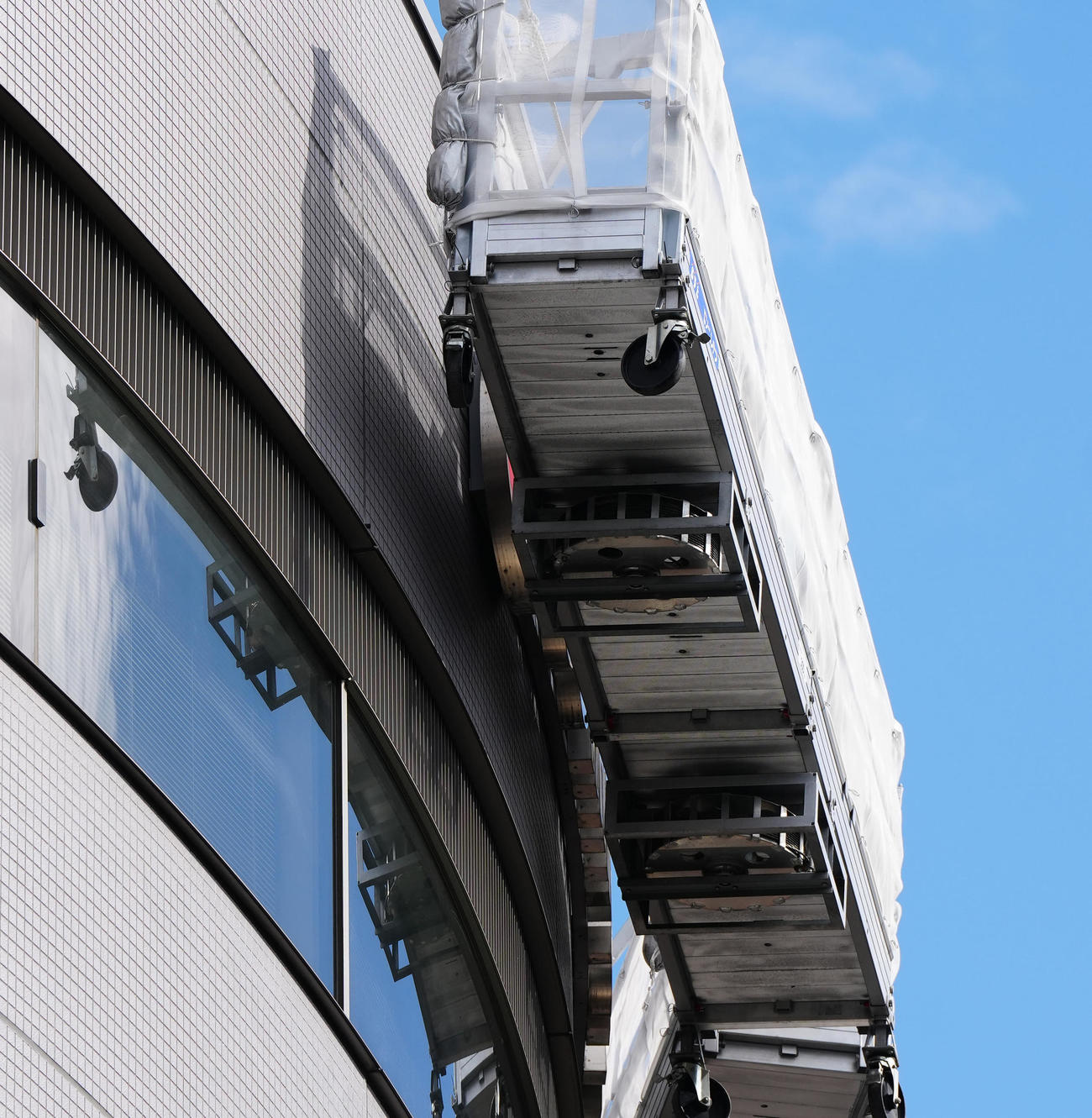 社名ロゴの撤去作業が行われるジャニーズ事務所本社ビル（撮影・江口和貴）