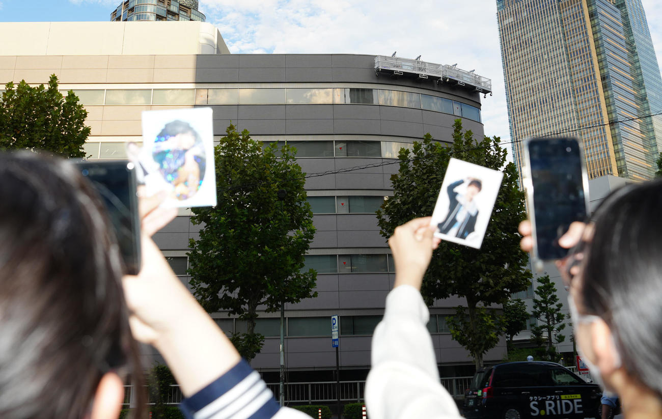 社名ロゴの撤去作業が行われるジャニーズ事務所本社ビルの前ではファンが写真撮影していた（撮影・江口和貴）