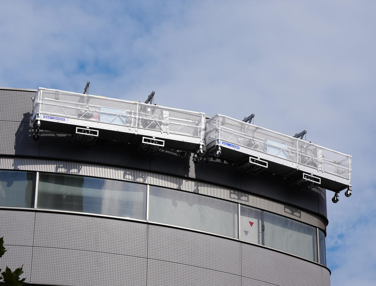 社名ロゴの撤去作業が行われるジャニーズ事務所本社ビル（撮影・江口和貴）