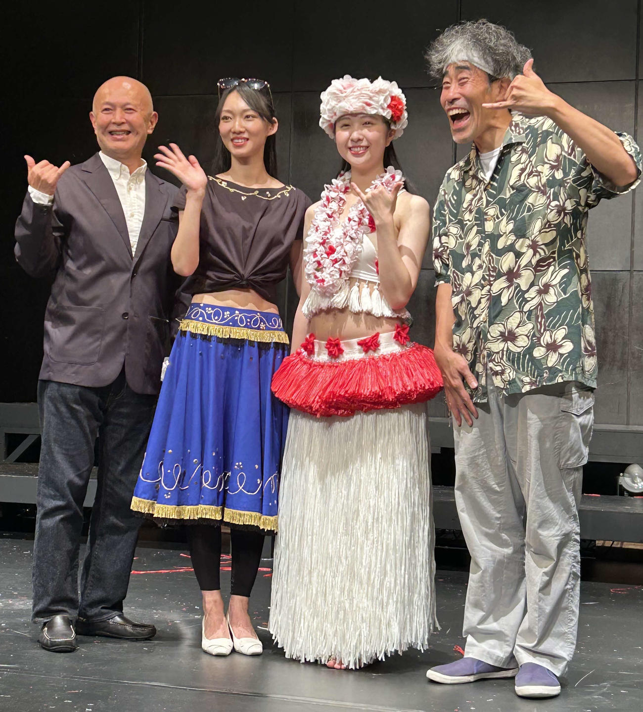 舞台「フラガール'23」の公開ゲネプロに出席した、左から脚本・演出の羽原大介氏、稲村梓、中村守里、なすび（撮影・松尾幸之介）