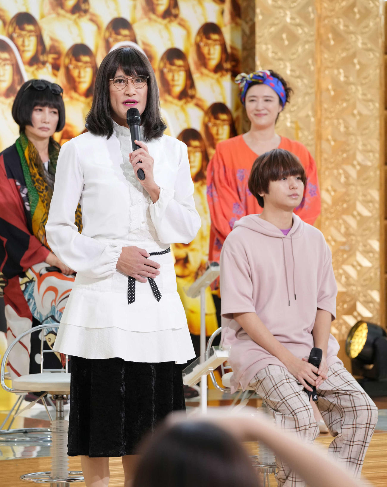 テレビ朝日系ドラマ「家政婦のミタゾノ」記者会見に臨む、前列左から松岡昌宏、伊野尾慧、後列左から余貴美子、しゅはまはるみ（撮影・小沢裕）
