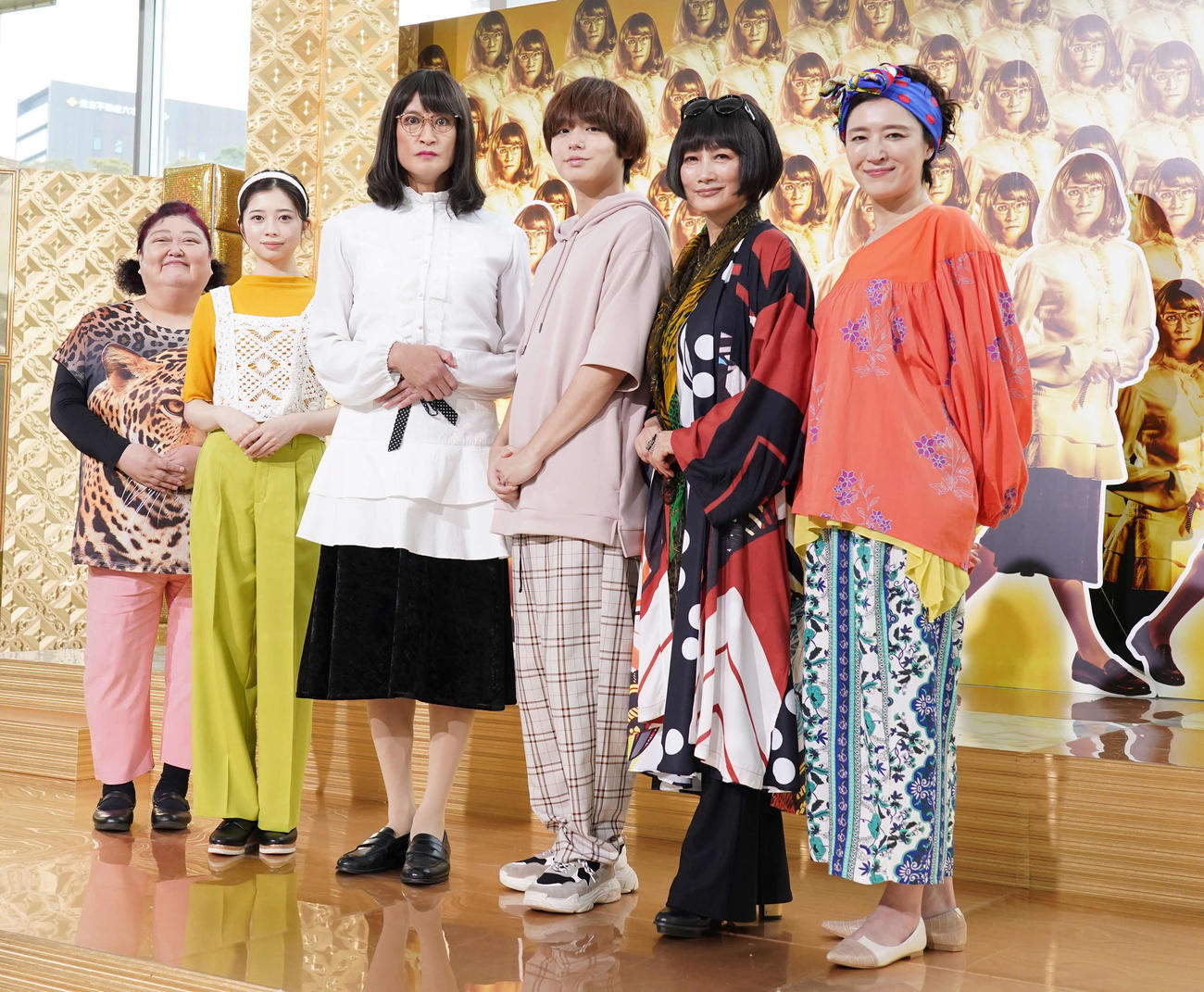 テレビ朝日系ドラマ「家政婦のミタゾノ」記者会見に臨む、左から平田敦子、桜田ひより、松岡昌宏、伊野尾慧、余貴美子、しゅはまはるみ（撮影・小沢裕）