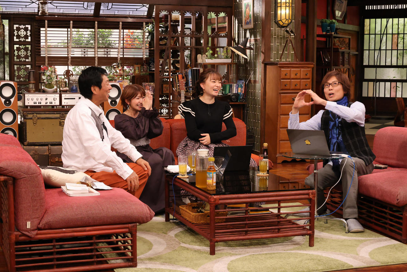 「さんまのまんま秋SP」に出演する、左から明石家さんま、矢口真里、保田圭、つんく♂（C）カンテレ