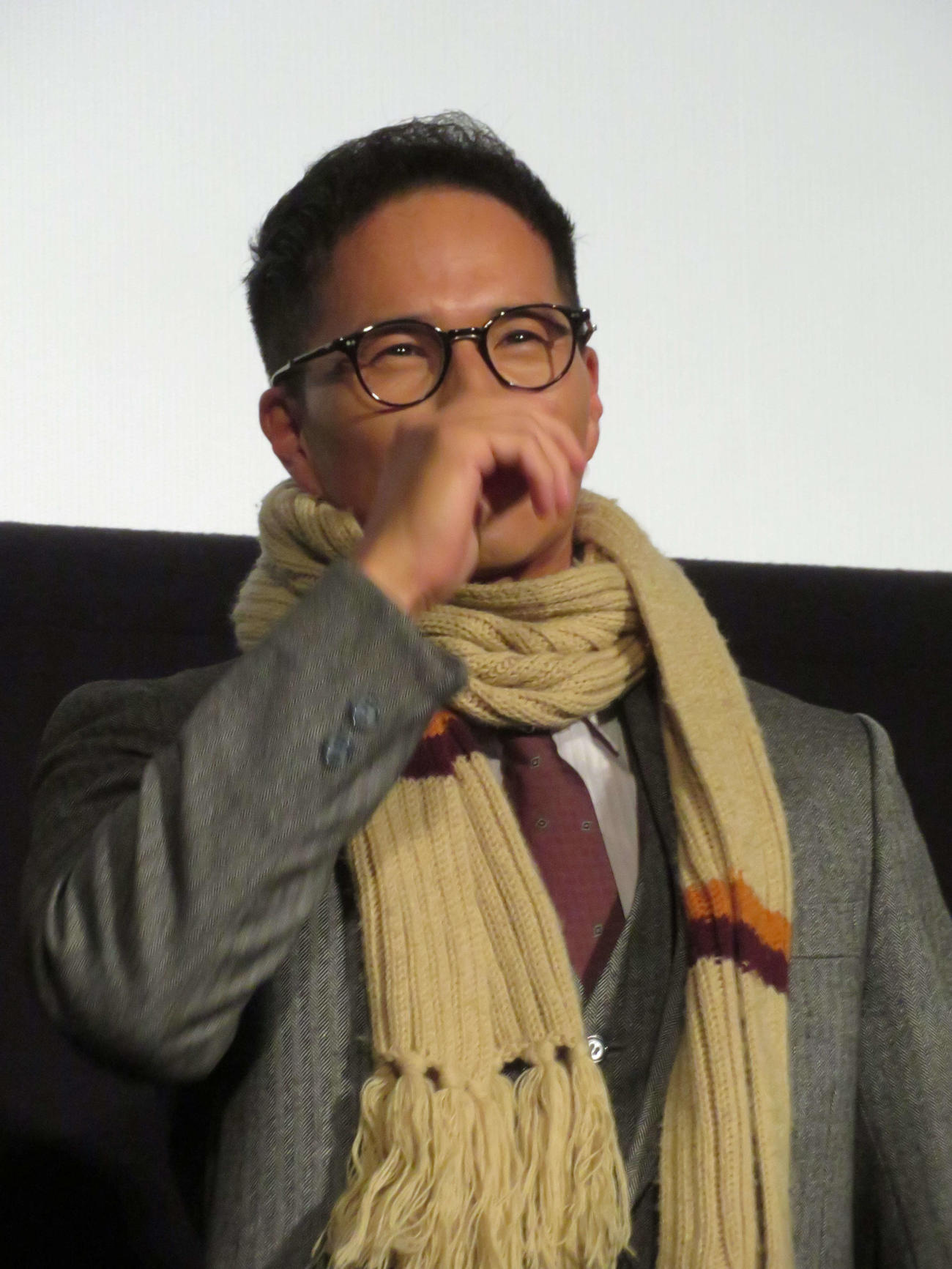 ドラマ「おいしい給食　season3」1、2話最速プレミア上映会＆トークイベントで目鼻を拭う市原隼人（撮影・村上幸将）