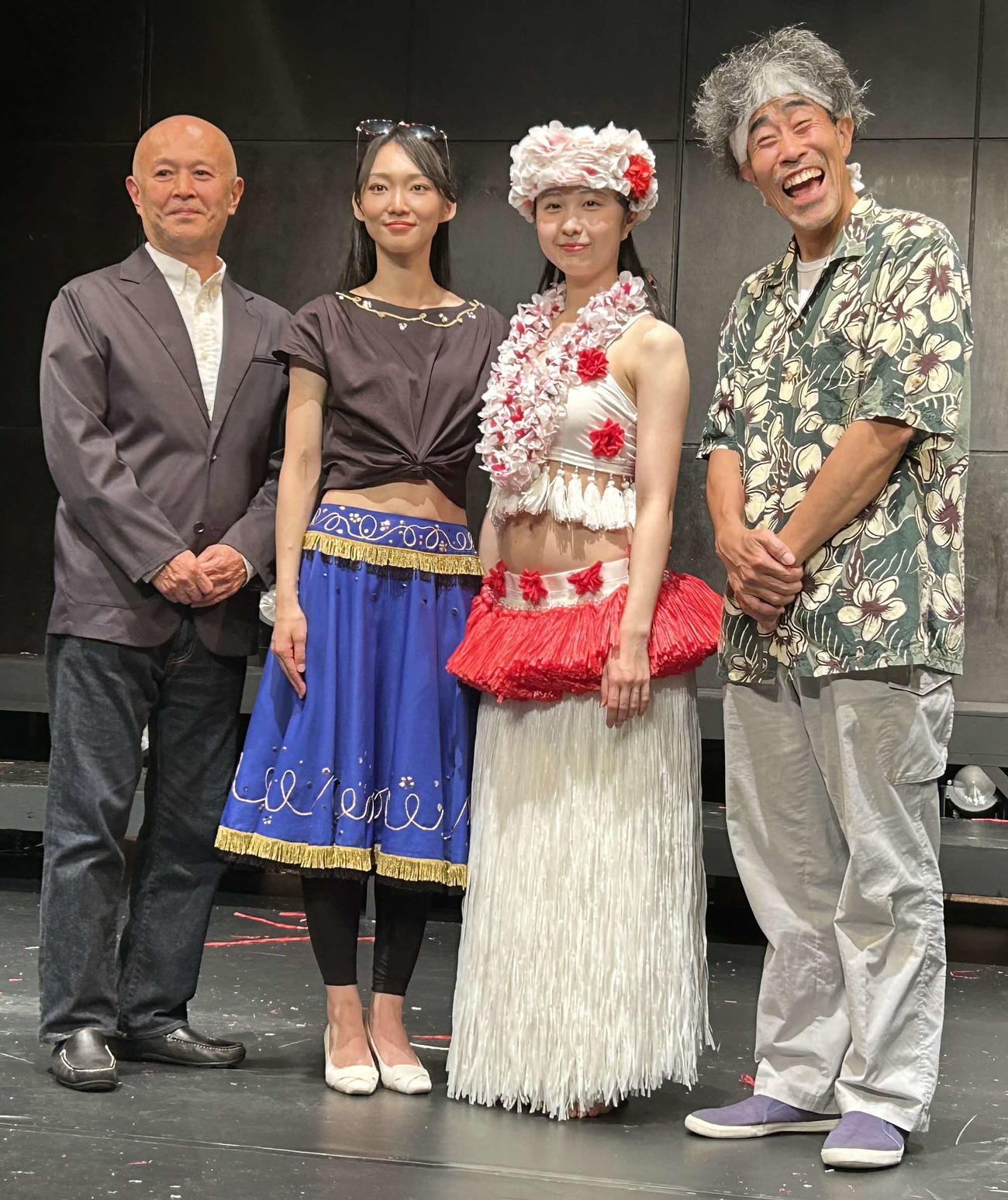 舞台「フラガール'23」の公開ゲネプロに出席した、左から脚本・演出の羽原大介氏、稲村梓、中村守里、なすび（撮影・松尾幸之介）